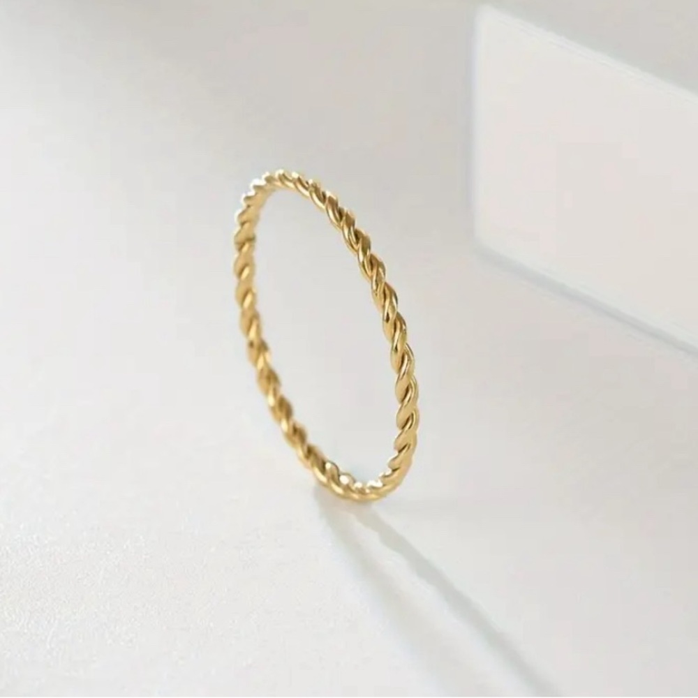 18k Gold Plated Minimalist Twisted Ring